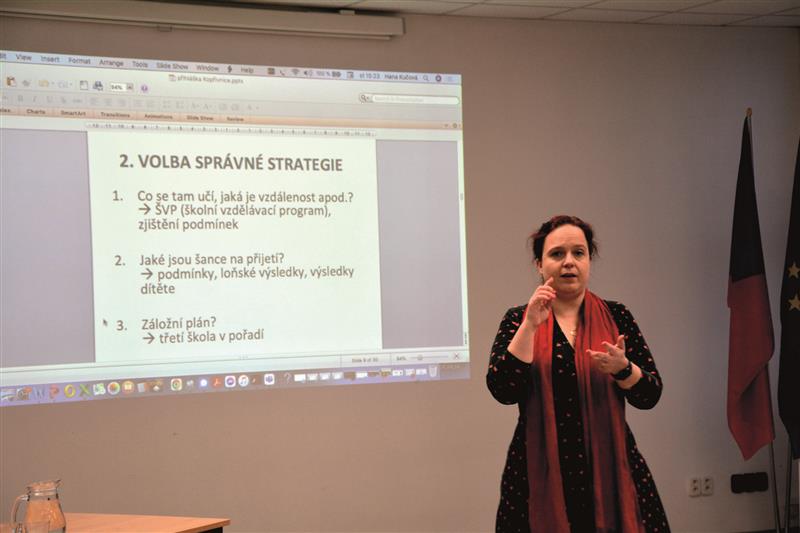 Kariérní poradkyně Hana Kučová radila před týdnem rodičům žáků vycházejících ze základních škol, jak vybírat z nabídky středních škol a na co si dát pozor. FOTO: DANA HOĎÁKOVÁ