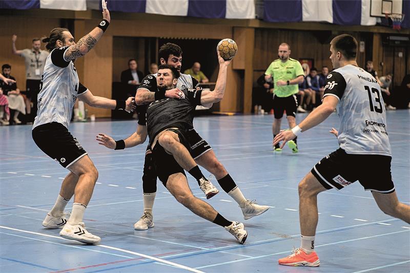 V utkání 20. kola extraligy se takto probíjel obranou Lovosic domácí Radek Doležel (tmavší dres), kterého defenziva soupeře zastavila jen s pomocí faulu. FOTO: IVAN PILÁT