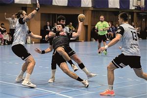 V utkání 20. kola extraligy se takto probíjel obranou Lovosic domácí Radek Doležel (tmavší dres), kterého defenziva soupeře zastavila jen s pomocí faulu. FOTO: IVAN PILÁT