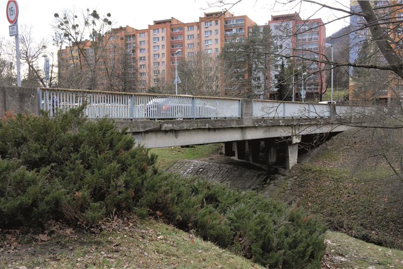 Most propojující ulice Erbenovu a I. Šustaly je ve špatném technickém stavu. V letošním roce jej čeká demolice a místo něj má na místě do podzimu vyrůst zcela nové přemostění Kopřivničky. FOTO: DAVID MACHÁČEK