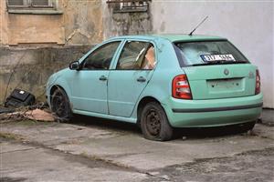 Jeden z autovraků, který je stále ještě k vidění v ulicích Kopřivnice, stojí u Kasáren. Řadu dalších nepojízdných vozidel se podařilo z komunikací a parkovišť odstranit. FOTO: DAVID MACHÁČEK