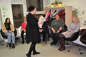 Veronika Raszková ze Slezské diakonie přijela již podruhé do Kopřivnice, aby lidem starajícím se o své blízké předvedla, jak se emočně napojit na opečovávanou osobu. FOTO: DANA HOĎÁKOVÁ