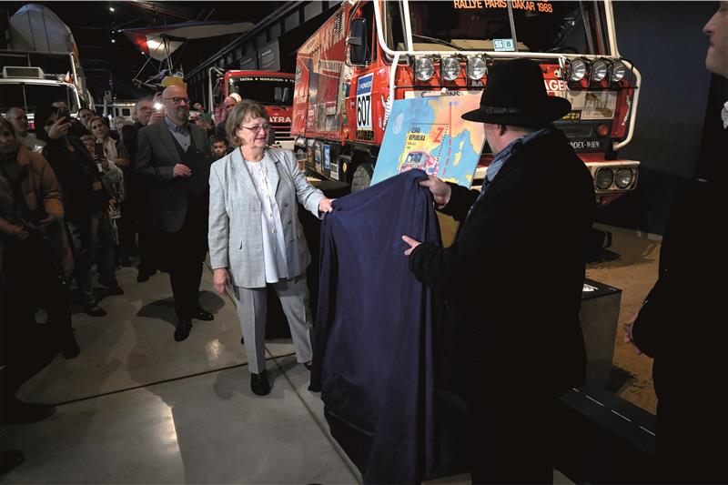 Manželka Karla Lopraise Danuše Lopraisová společně s výtvarníkem Petrem Ptáčkem odhalili v Muzeu nákladních automobilů podobu příležitostného známkového aršíku vydaného k nedožitým pětasedmdesátinám závodního jezdce. FOTO: D. MACHÁČEK