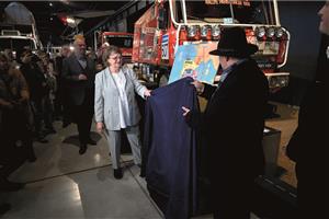 Manželka Karla Lopraise Danuše Lopraisová společně s výtvarníkem Petrem Ptáčkem odhalili v Muzeu nákladních automobilů podobu příležitostného známkového aršíku vydaného k nedožitým pětasedmdesátinám závodního jezdce. FOTO: D. MACHÁČEK