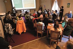 O prezentaci pracovní náplně pečovatelek i rekvalifikačního kurzu potřebného k výkonu tohoto povolání byl minulý týden ve Vile Machů velký zájem. FOTO: DAVID MACHÁČEK