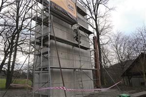 V areálu Vanaivan zatím stojí pouze betonový monolit, který tvoří základ budoucí lezecké věže.  Skauti přesto věří, že už v létě bude sloužit svému účelu. FOTO: DAVID MACHÁČEK