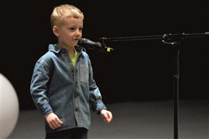 Erik Baran z Mateřské školy Francouzská oslovil porotu tradiční pěvecké soutěže suverénním zpěvem Nohavicovy písně a stal se MiniKoprStar pro letošní rok. FOTO: DAVID MACHÁČEK