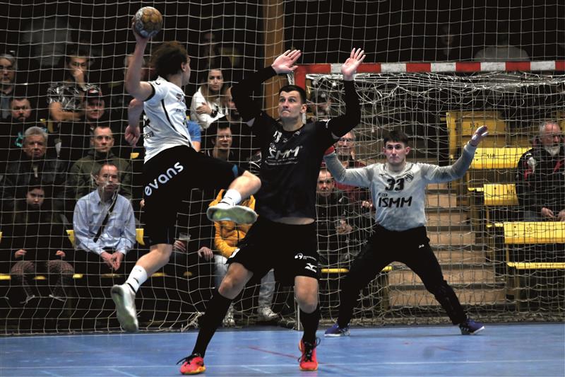 Obrana byla základem, na snímku z derby brání střelu frýdeckého Moješčika pilíř defenzivy Oto Kancel, vzadu v brance je hrdina utkání Bohumil "Bob" Pšenica. FOTO: MAREK HAVRAN