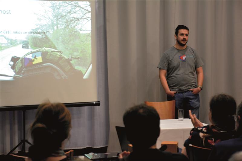 Dobrovolník Vojta Pomikálek mluvil v neděli v Katolickém domě o svých zkušenostech dobrovolníka působícího na Ukrajině i o potřebě další humanitární pomoci. FOTO: D. MACHÁČEK