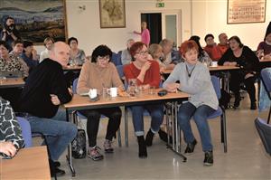 Víc než tři desítky seniorů se zapojily do kvízové soutěže, která prověřila jejich znalosti a všímavost. FOTO: DANA HOĎÁKOVÁ