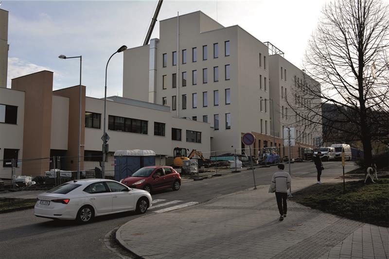 Do dokončení budovy Domova pod Bílou horou schází zhruba měsíc. Následně bude probíhat kolaudace a sběr žádostí o umístění klientů. FOTO: DAVID MACHÁČEK