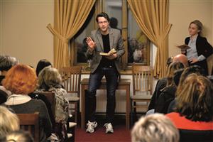 Lukáš Hejlík a Petra Bučková kopřivnické publikum pobavili scénickým čtením ze satirické knihy francouzského spisovatele Benoîta Duteurtra Holčička a cigareta. FOTO: DAVID MACHÁČEK