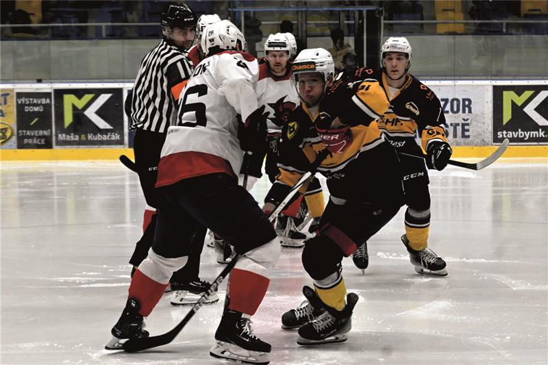 Hokejisté Kopřivnice (tmavší dresy) v derby s Novým Jičínem skvěle otočili z 0:2 na 3:2, po srovnání hostů v power-play pak Kopřivnice urvala dva body za výhru v nájezdech. FOTO: M. HAVRAN