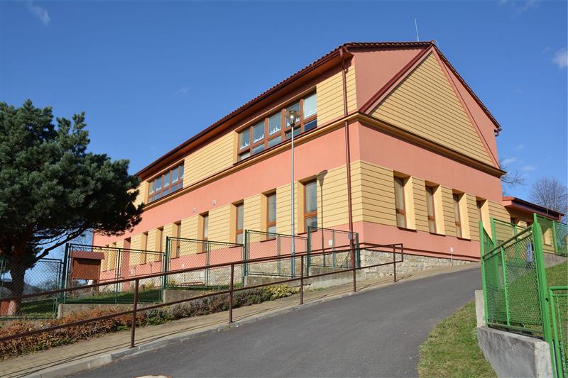 Kapacita Základní školy v Mniší byla zatím zvýšena pouze administrativně, v létě se její budova dočká menší úpravy, díky níž přibude jedna třída. FOTO: DAVID MACHÁČEK