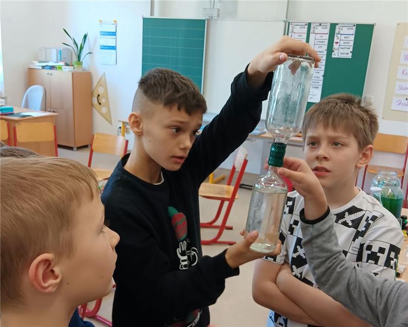 Žáci třetí třídy ze ZŠ Trnávka si vyzkoušeli pokusy v rámci vzdělávacího programu Stezka za živou vodou. FOTO: EVA KYTKOVÁ