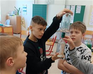 Žáci třetí třídy ze ZŠ Trnávka si vyzkoušeli pokusy v rámci vzdělávacího programu Stezka za živou vodou. FOTO: EVA KYTKOVÁ