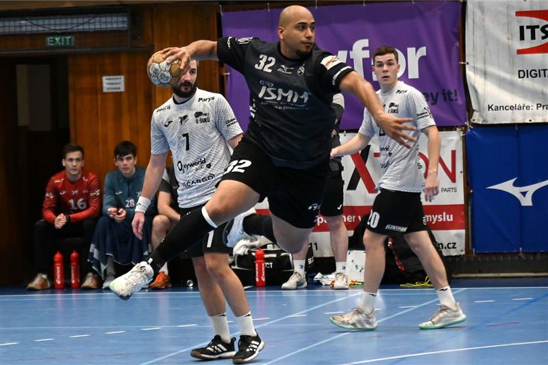 Zápas s Jičínem měli házenkáři Kopřivnice (tmavší dresy) plně pod kontrolou. Takhle střílel jeden ze svých pěti gólů do sítě Jičína pivot Kopřivnice Edwin Brito Benitez. FOTO: MAREK HAVRAN