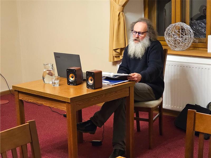 Setkání se spisovatelem Pavlem Kolmačkou mělo v pátek 1. března komorní charakter. Autor několika zájemcům předčítal ze svého románu Canto ostinato. FOTO: DAVID MACHÁČEK