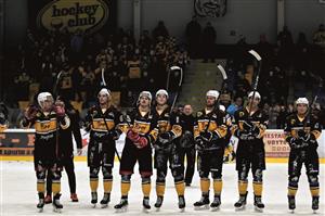 Velký večer zažili v sobotu hokejisté Kopřivnice, kteří v posledním utkání základní části II. ligy doma porazili Havlíčkův Brod (6:3) a společně s fanoušky mohli po zápase pořádně oslavit postup do play-off. FOTO: MAREK HAVRAN