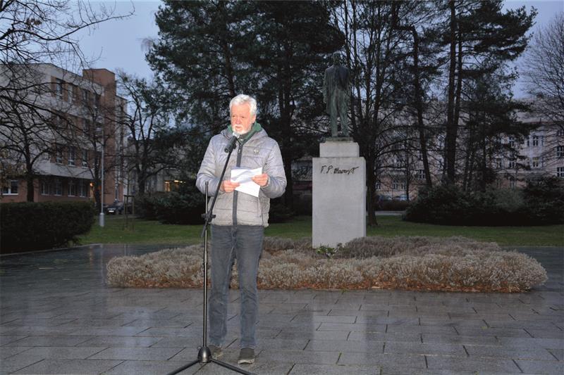 Ve středu 6. března si Kopřivnice připomněla 174. výročí narození prvního prezidenta, na kterém pohovořil Lubomír Sazovský z místního Masarykova demokratického hnutí. FOTO: D. HOĎÁKOVÁ