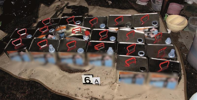 Při prohlídkách objektů na Novojičínsku, kde docházelo k výrobě pervitinu, policisté zadrželi chemikálie, ze kterých by bylo možné vyrobit víc než 100 kg této drogy. FOTO: PČR