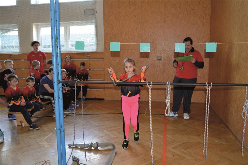 Jednou ze sportovních disciplín bylo uzlování. V něm mladí hasiči soutěžili jak v jednotlivcích, tak i v družstev ve vázání šesti uzlů dle zadání na čas. FOTO: DANA HOĎÁKOVÁ
