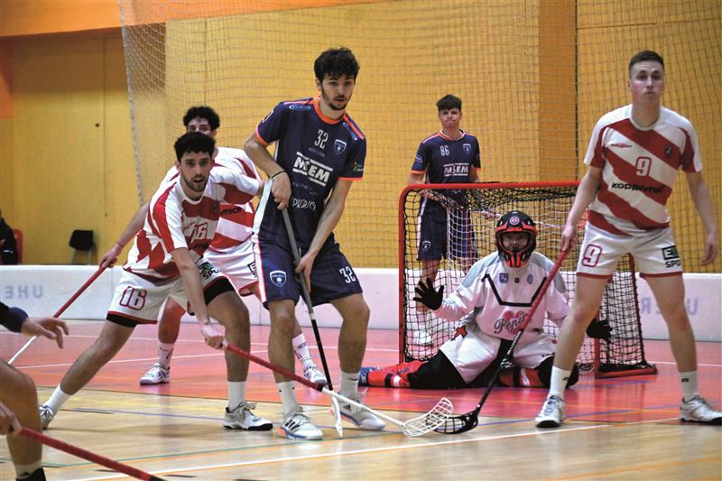 Florbalisté Kopřivnice (zleva ve světlém Jan Toman, brankář Pinďák a Socha) v plné pohotovosti u vlastní branky v prvním semifinále play-off s Přerovem.  FOTO: MAREK HAVRAN