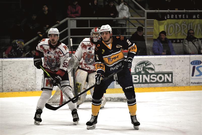 Hokejisté Kopřivnice v posledním kole základní části doma porazili Havlíčkův Brod 6:3, na snímku je před brankou Brodu útočník Adam Spurný (tmavší dres). FOTO: MAREK HAVRAN