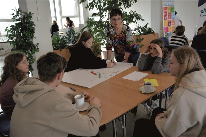 Žáci se u jednotlivých stolů zamýšleli nad plusy a minusy, které vnímají nejen na své škole, ale i ve městě. FOTO: DANA HOĎÁKOVÁ