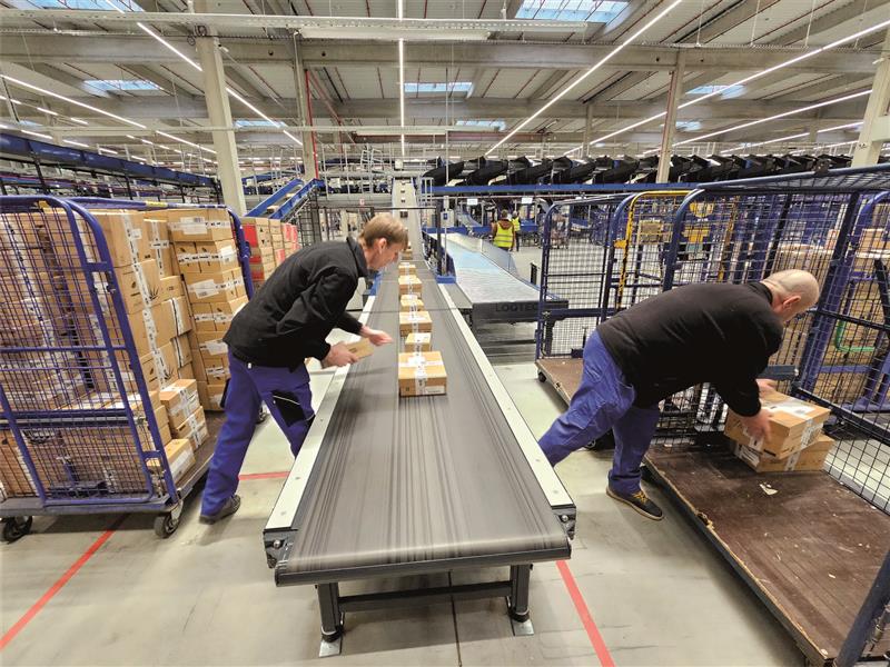 Na začátku minulého týdne byl zahájen ostrý provoz logistického centra s největším třídicím strojem Balíkovny v Česku. Ten sídlí v průmyslové zóně Mošnov. FOTO: DAVID MACHÁČEK