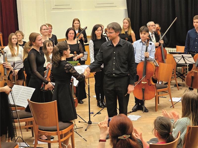 Orchestr Nota, sdružující žáky stejně jako některé pedagogy ZUŠ Zdeňka Buriana, koncertoval pro domácí publikum společně s Komorním orchestrem Kopřivnice. FOTO: DAVID MACHÁČEK