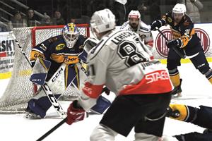 Druhý zápas série s Vyškovem byl zároveň posledním utkáním celé sezony. Na snímku domácí gólman Andreas Kubáň chytá šanci vyškovského útočníka Lehečky. FOTO: MAREK HAVRAN