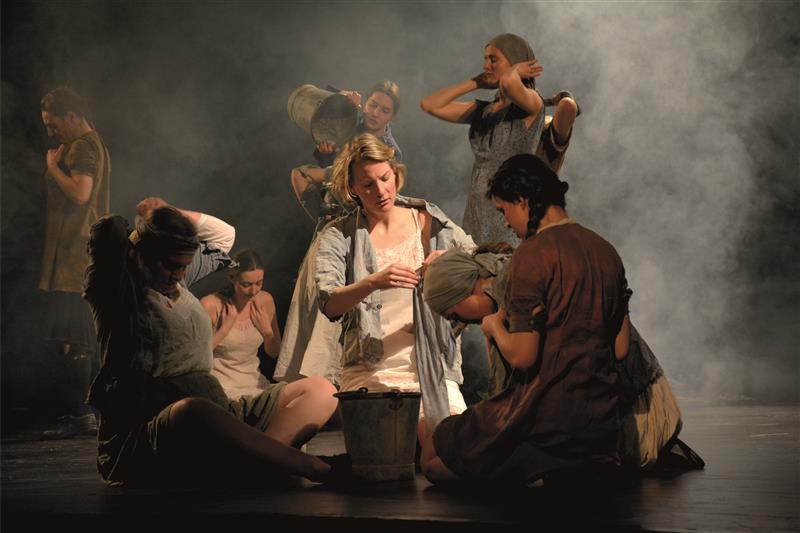 O poněkud ponurý závěr týdne na scéně kulturního domu se v neděli postaralo pražské Divadlo 3D company, které v rámci předplatitelské série uvedlo divadelní adaptaci románu Vyhnání Gerty Schnirch. FOTO: DAVID MACHÁČEK