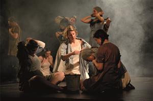 O poněkud ponurý závěr týdne na scéně kulturního domu se v neděli postaralo pražské Divadlo 3D company, které v rámci předplatitelské série uvedlo divadelní adaptaci románu Vyhnání Gerty Schnirch. FOTO: DAVID MACHÁČEK