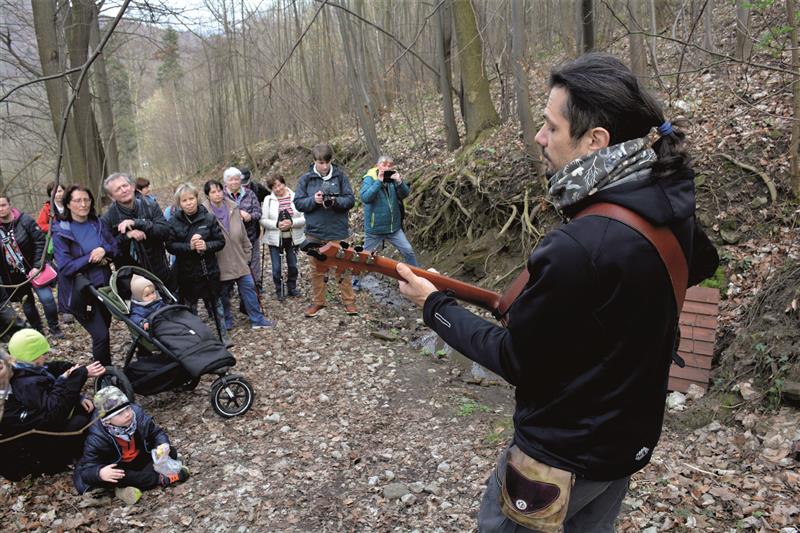 Tomáš Nováček hraje nečekaně početnému publiku při symbolickém otvírání nové studánky Naděje. FOTO: DAVID MACHÁČEK
