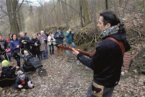 Tomáš Nováček hraje nečekaně početnému publiku při symbolickém otvírání nové studánky Naděje. FOTO: DAVID MACHÁČEK