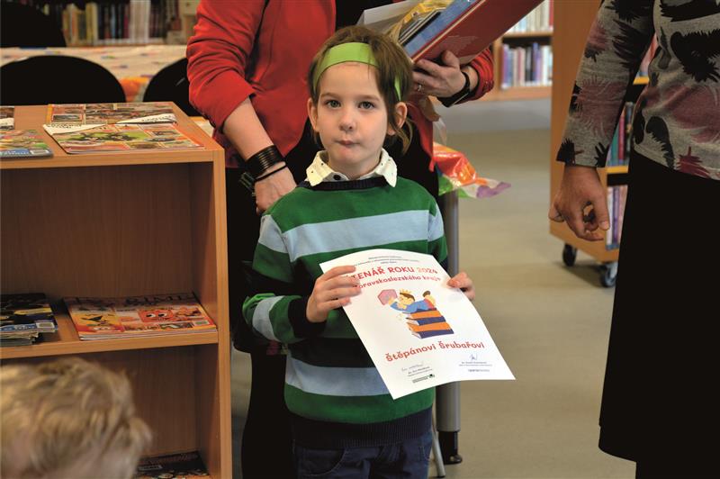 Šestiletý Štěpán Šrubař se pro letošek stal Čtenářem roku Moravskoslezského kraje. Diplom a knižní ceny převzal na půdě Městské knihovny Kopřivnice. FOTO: DAVID MACHÁČEK