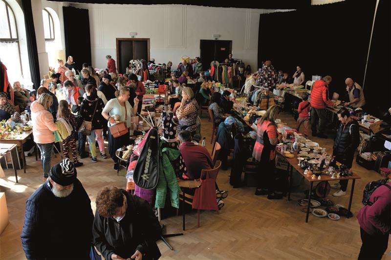 V sobotu 23. března se konal v Katolickém domě další ročník Blešáku. Během dne jej navštívilo na tři stovky nakupujících, kteří si vybírali ze zboží, jež bylo nabízeno na víc jak 75 prodejních stolech. FOTO: DAVID MACHÁČEK