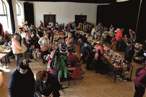 V sobotu 23. března se konal v Katolickém domě další ročník Blešáku. Během dne jej navštívilo na tři stovky nakupujících, kteří si vybírali ze zboží, jež bylo nabízeno na víc jak 75 prodejních stolech. FOTO: DAVID MACHÁČEK