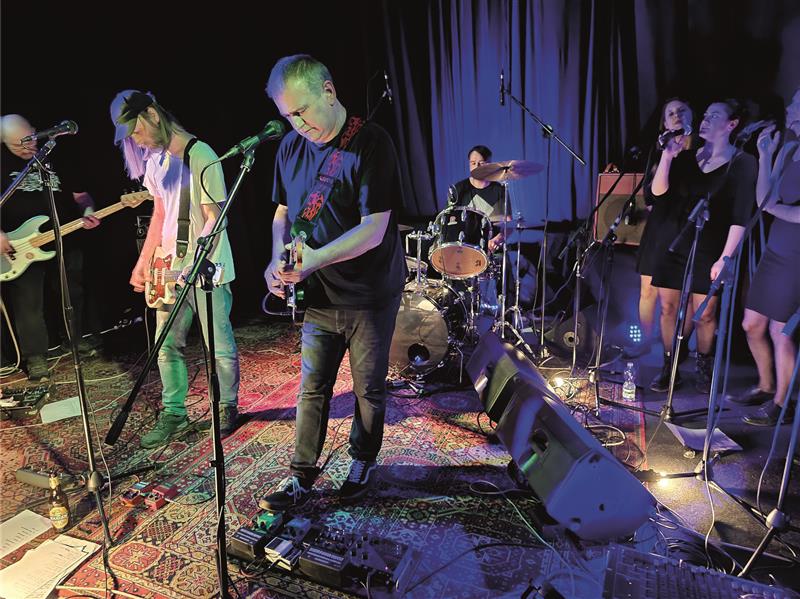 Kopřivnická kapela Panenské plameny přizvala na svůj páteční koncert stejně jako k nahrávání nové desky pěveckou skupinu Mateřídúšky. FOTO: DAVID MACHÁČEK