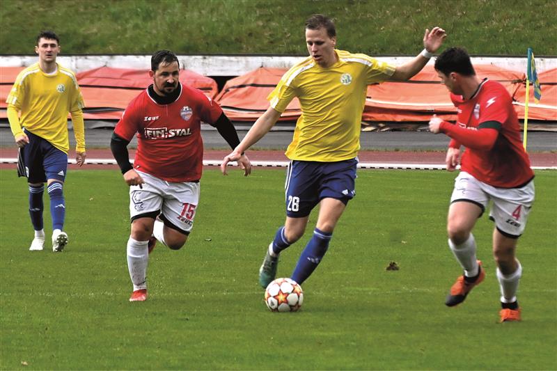 Jasnou výhrou otevřeli jarní část sezony v 1.A třídě fotbalisté Kopřivnice. Na snímku z utkání proti Lučině je s míčem autor hattricku Marek Socha. FOTO: MAREK HAVRAN