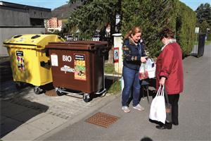 Před týdnem probíhala na městském hřbitově kampaň, jak správně třídit odpad. Nové nádoby by v průběhu dubna měly být rozmístěny i do místních částí. FOTO: DANA HOĎÁKOVÁ