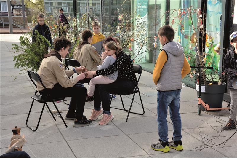 Na Bílou sobotu bylo v okolí výstavního pavilonu v centru opravdu živo. Skauti učili zájemce uplést tradiční pomlázky a uvnitř pavilonu probíhalo tvoření velikonočních ozdob. FOTO: DAVID MACHÁČEK
