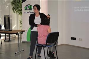 Lektorka Petra Milichová během své přednášky ukazovala na figurantce, jak správně provádět cviky, kterými si člověk může pomoci od bolesti. FOTO: DANA HOĎÁKOVÁ