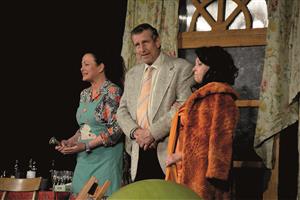 V úterý 2. dubna se kopřivnické publikum dočkalo odloženého představení Příbuzné si nevybíráme, ve které si přízeň diváků nejvíce užíval Václav Vydra. FOTO: DAVID MACHÁČEK