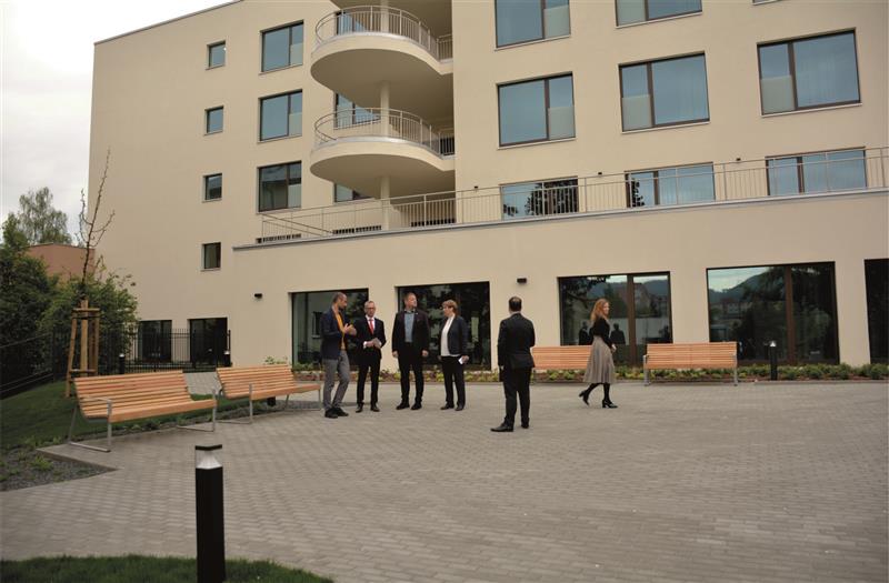 Zástupci kraje a města si prohlédli dokončovací práce na novém domovu pro seniory v Kopřivnici. V tomto týdnu začal zároveň sběr žádostí od budoucích klientů. FOTO: DAVID MACHÁČEK