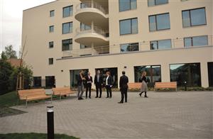 Zástupci kraje a města si prohlédli dokončovací práce na novém domovu pro seniory v Kopřivnici. V tomto týdnu začal zároveň sběr žádostí od budoucích klientů. FOTO: DAVID MACHÁČEK