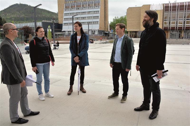 Zástupci norského města Fredrikstad Vegard Stavne Anda a Thomas Martin Stokke (vpravo) si prohlédli centrum města a zajímali se o zapojování veřejnosti. FOTO: D. MACHÁČEK
