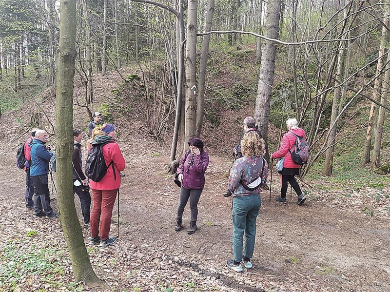 V rámci připomínky nadcházejícího Dne země se Kopřivničané mohli opakovaně vydat s biology na komentovanou procházku okolní přírodou. FOTO: RADKA KRYSOVÁ