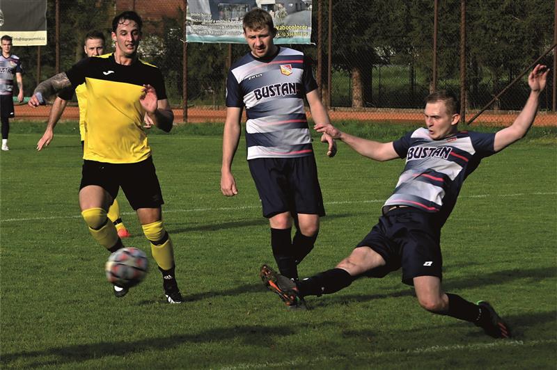 Fotbalisté Vlčovic-Mniší (světlejší dresy, s míčem útočník Michal Motúz) v domácím utkání 17. kola s Fryčovicemi doháněli ztrátu a nakonec urvali bod. FOTO: MAREK HAVRAN
